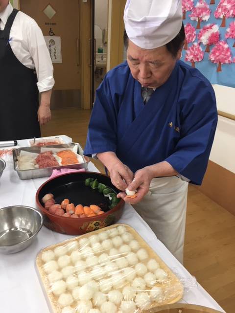 あずみ苑スタッフぶろぐ レオパレス21の介護施設 館林市の あずみ苑館林 手まり寿司の食べ放題を行ないました あずみ苑スタッフぶろぐ レオパレス21の介護施設 館林市の あずみ苑館林 手まり寿司の食べ放題を行ないました