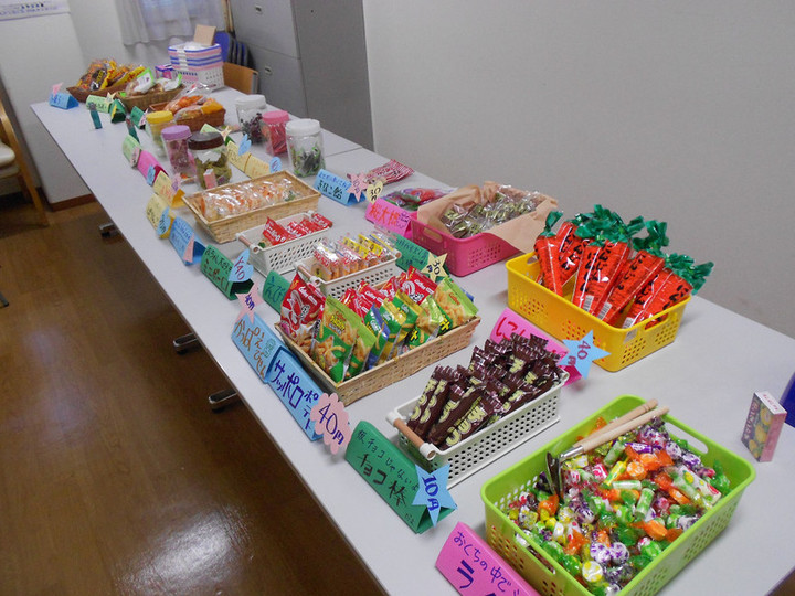 あずみ苑スタッフぶろぐ レオパレス21の介護施設 古河市の あずみ苑古河 で駄菓子屋イベントを行ないました あずみ苑スタッフぶろぐ レオパレス21の介護施設 古河市の あずみ苑古河 で駄菓子屋イベントを行ないました