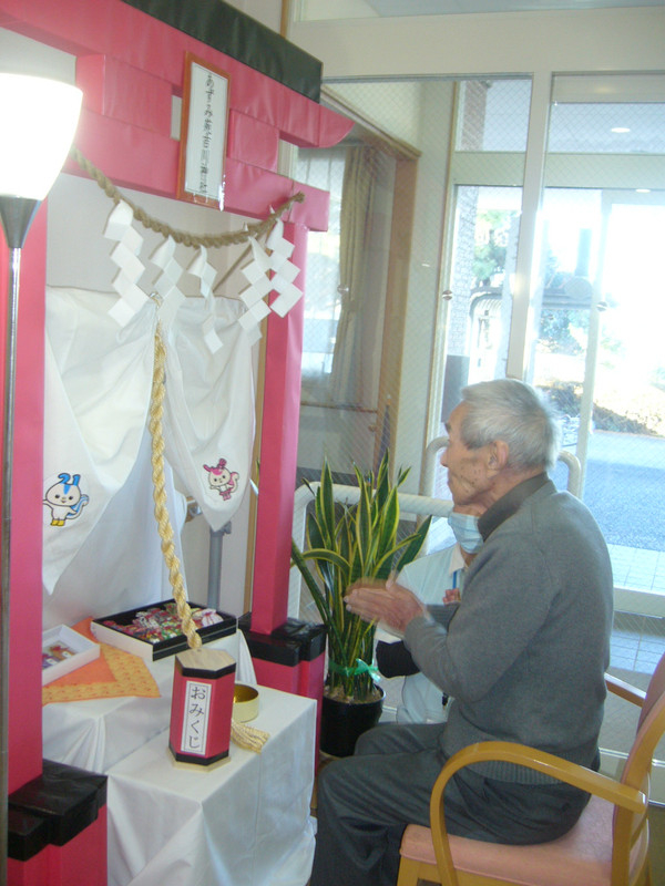 あずみ苑スタッフぶろぐ レオパレス21の介護施設 吉川市の あずみ苑吉川 でお正月に手作り神社でお参りしていただきました あずみ苑スタッフぶろぐ レオパレス21の介護施設 吉川市の あずみ苑吉川 でお正月に手作り神社でお参りしていただきました