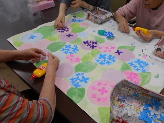 あずみ苑スタッフぶろぐ レオパレス21の介護施設 紫陽花の貼り絵作り 名古屋市守山区 あずみ苑守山